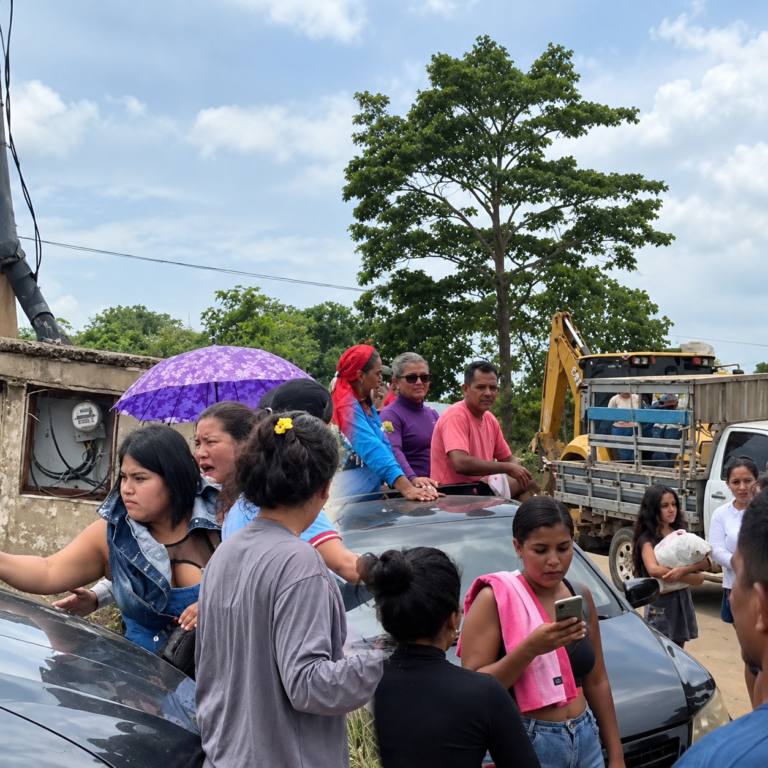 Familiares de detentos protestam e bloqueiam trecho da BR-364, no interior do Acre