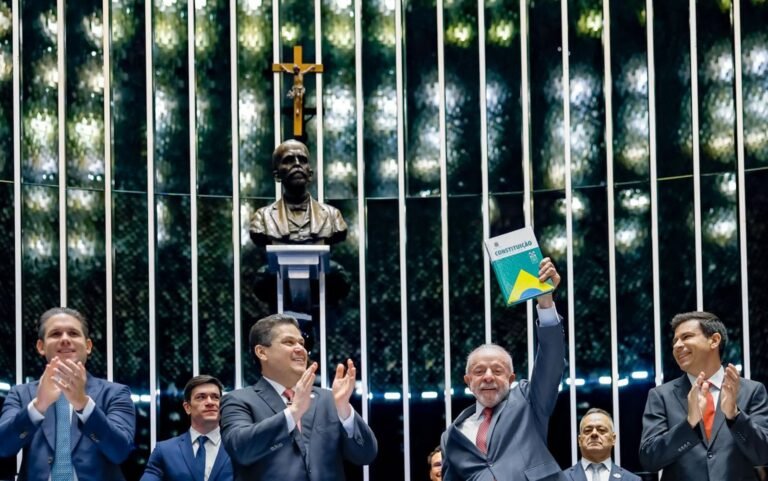 BRASIL AGORA: Lula assina PEC do fim da escala 6×1 e texto é oficializado
