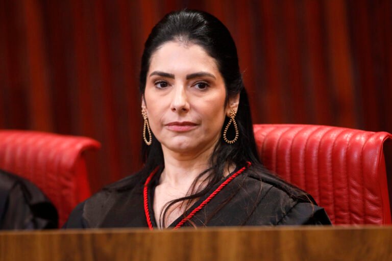 Ministra do TSE que proibiu perguntas e púlpito vazio de Lula no debate da Globo já atuou no governo e fez vídeo pedindo voto para o petista