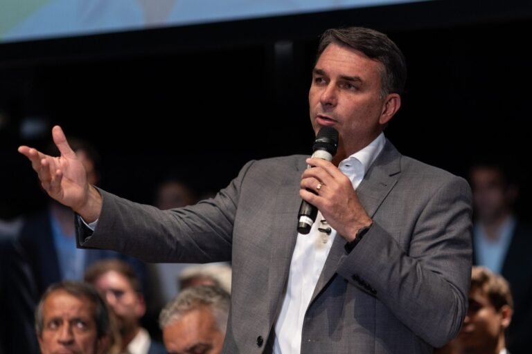 Após ser desafiado por Lula, Flávio Bolsonaro anuncia que votará pelo fim da escala 6×1; “quem vai pagar a conta será o governo, os empresários já estão sufocados”