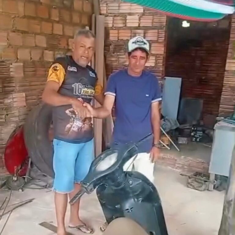 Homem perde moto em aposta a favor de Lula e chora ao ter veículo devolvido pelo vencedor, no interior do Maranhão